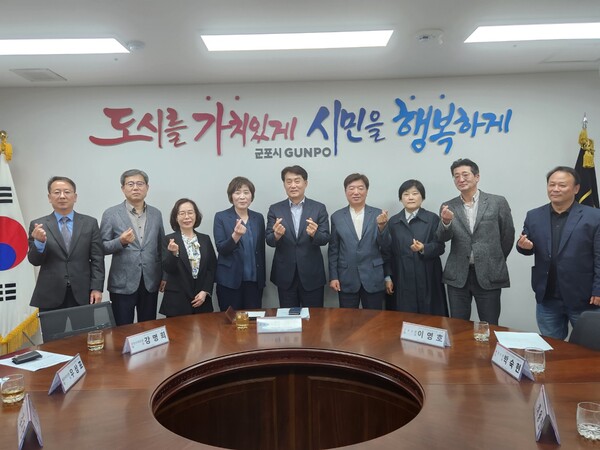 하은호 군포시장이 4월 19일 경기도지역신문협의회 회장단과 공동인터뷰를 갖고 “공단활성화, 일자리 창출로 미래 세대가 정착해 살고 싶은 군포를 만드는 것이 시장의 책무”라고 강조했다. 사진 좌로부터 김기만 한북신문, 우상표 용인시민신문, 이강산 과천문화신문, 강명희 회장, 하은호 군포시장, 이영호 군포신문, 박숙현 용인신문, 박현석 안산신문, 최용진 자치안성신문 대표.