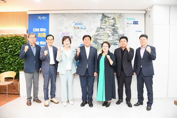 ‘시흥의 주인은 시민’이라고 밝히는 임병택 시흥시장과의 인터뷰가 28일 오후 시흥시장실에서 진행됐다. 왼쪽부터 우상표 부회장, 박태운 수석부회장, 강명희 회장, 임병택 시흥시장, 김숙자 고문, 황의진 시흥시민신문 대표, 김동인 총무이사[편집자 주]