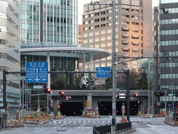  ‘도라 노몬 힐즈’ 지하로 들어가는 환상 2호선 입구※사진(자료출처): https://www.douroweb.jp/region13025/c138d_construction.html